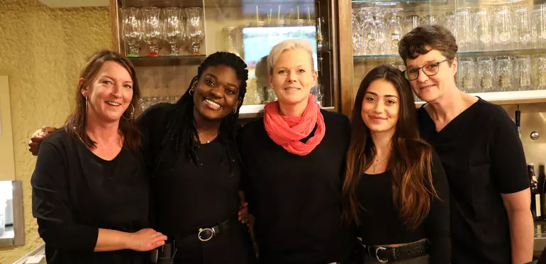 Yvonne Zielasny (Leitung Gastronomie, SportCenter Regenstauf, mitte) mit ihrem neuen Team. (Foto: Eckert Schulen)